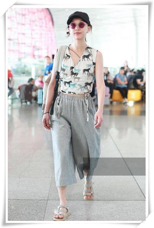 当39岁陈乔恩和43岁周迅同穿无袖背心，网友：气场差距有点尴尬！