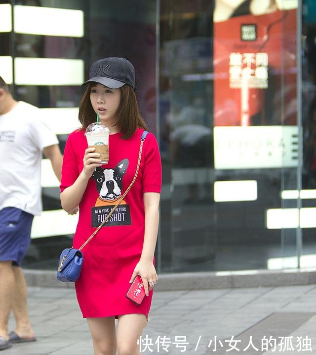 路人街拍小姐姐长T恤秀出性感美腿,精美的面孔有点像明星