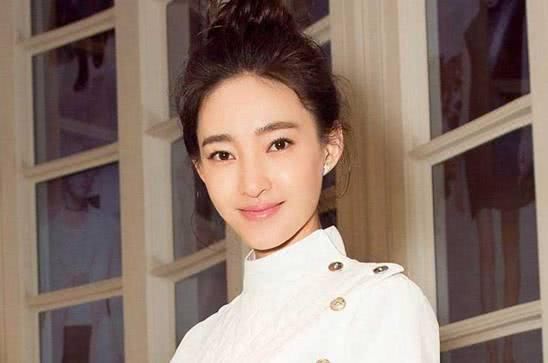 连体裤配渔网袜，网友：现在明星都这么胆大？