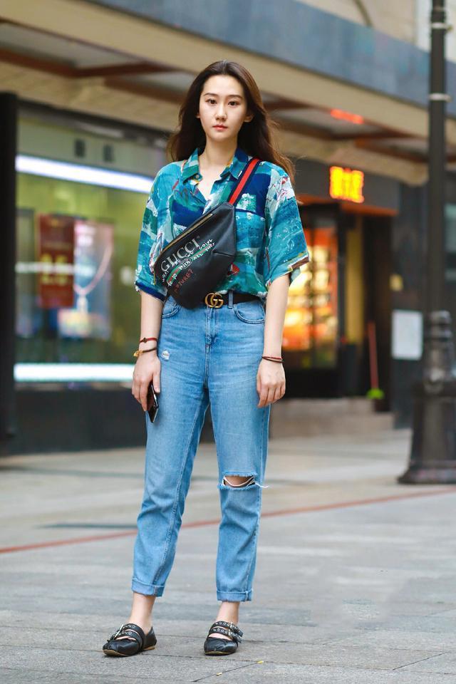 街拍：美女们个个都是“小腰精”，好身材一览无余