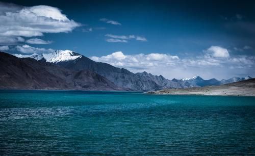 属于中国的这个湖泊,一半实际被印度控制,但里