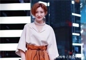 气质|街拍:柔美娇俏的小姐姐,大长腿十分亮眼,非常有女人味