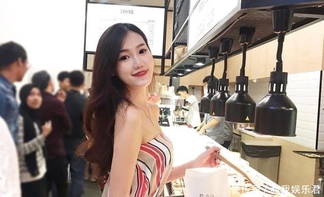 牛仔裤小姐姐身材真好，浑身上下充满着青春时尚！