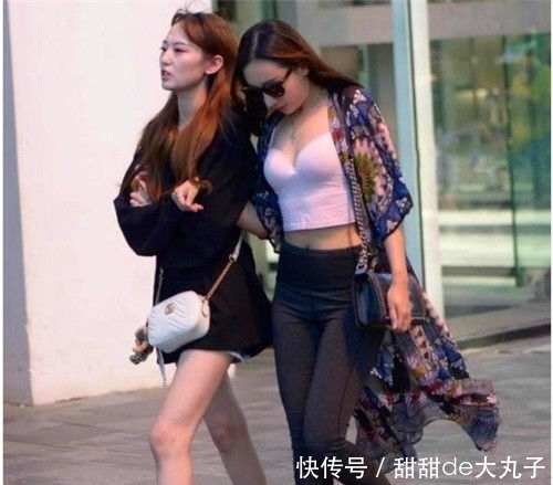  「尽显」街拍：穿着短裤套装的小姐姐，甜美淡雅的颜色，尽显娇美的气质