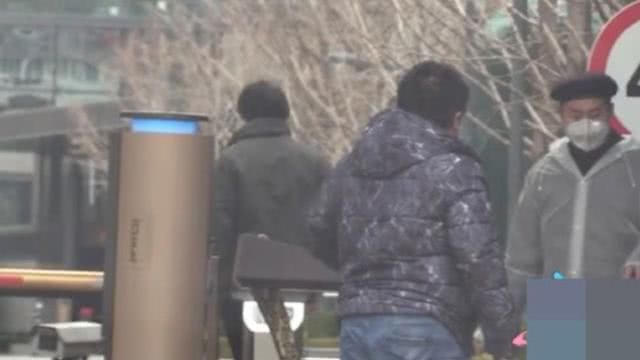 『家门口』张天爱徐开骋恋情再添锤!男方在她家门口寄快递,打扮随意好居家