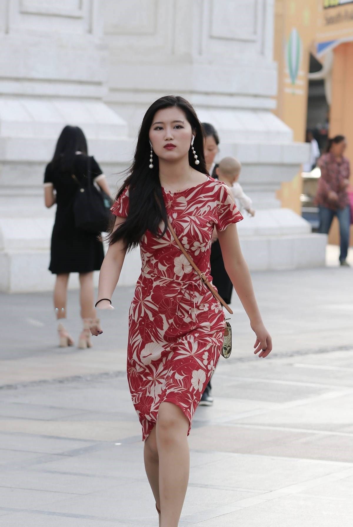  [美女身]穿低胸连衣裙的美女,展现曼妙的身姿,优雅的气质,妥妥的回头率