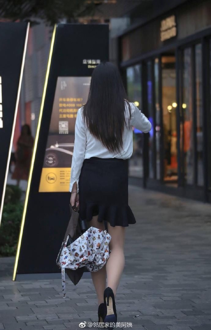 武汉街拍:这个夏季薄透白衬衫才是我的最爱，小姐姐有没有穿丝袜