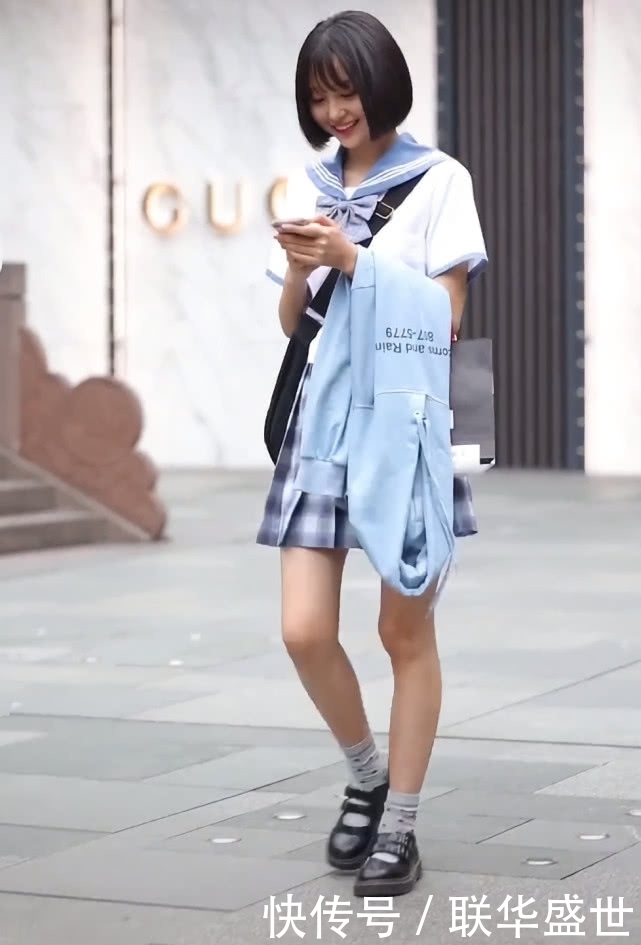 【校长】17岁女孩穿校服,因“西米露袜”意外变潮,校长看了想夸洋气!