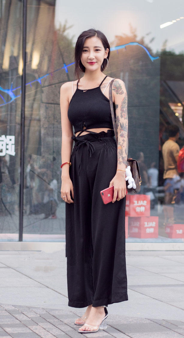 时尚小姐姐穿紧身衣裹出丰腴浑圆的上围，酷酷的风格很有韵味