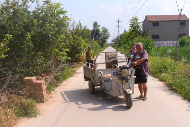  [品种]农村老大爷种植一种甜瓜，品种稀罕濒临灭绝，老人们最喜