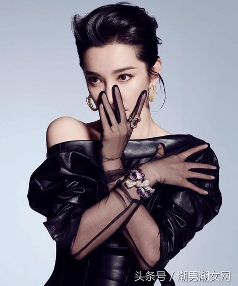 李冰冰大玩湿发诱惑，红唇妩媚，穿吊带上衣尽显玲珑曲线