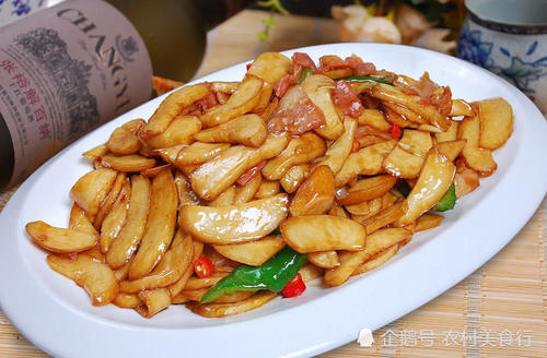 农村里这种食用菌，农民靠它月入8千块，如今市面上供不应求