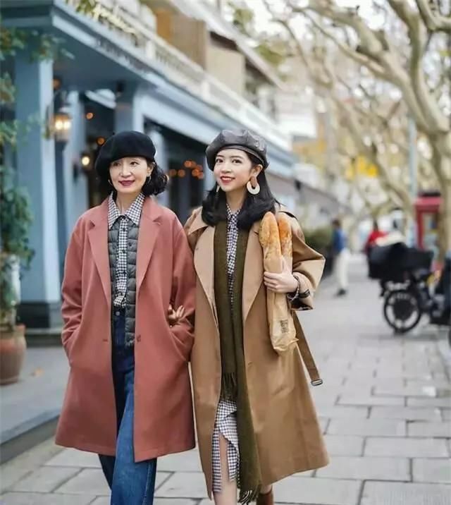  [选择风衣]真正会穿的女人，春天穿风衣都不会配平底鞋，看三木博主就知道了