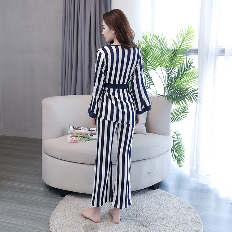 现在超流行的真丝睡衣，在家这么一穿，展现傲人的曲线，性感妩媚