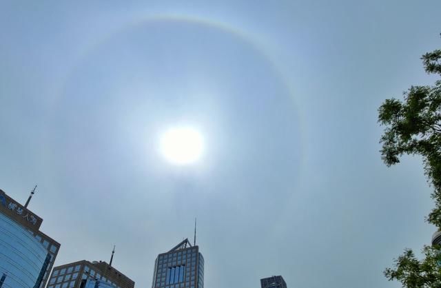  「天空」抬头看！北京天空出现日晕，明天谷雨或有雨