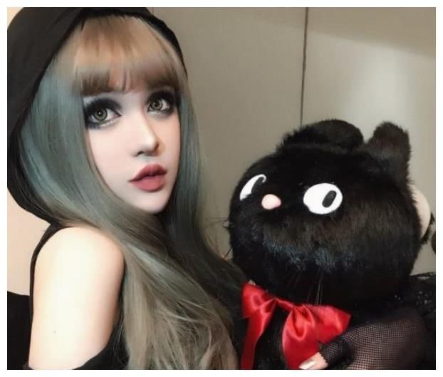 “暗黑芭比”妆后疯狂吸粉，卸妆后更惊艳，网友纷纷求交往！
