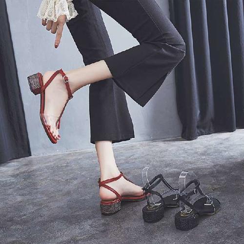 白嫩美足别藏着，夏季结束前，穿一穿透肉水晶鞋，玉足白皙忒迷人