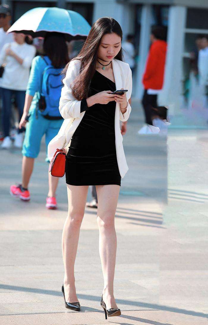 街拍：真欣赏这位女生, 时髦漂亮气质好, 高挑身材几近完美