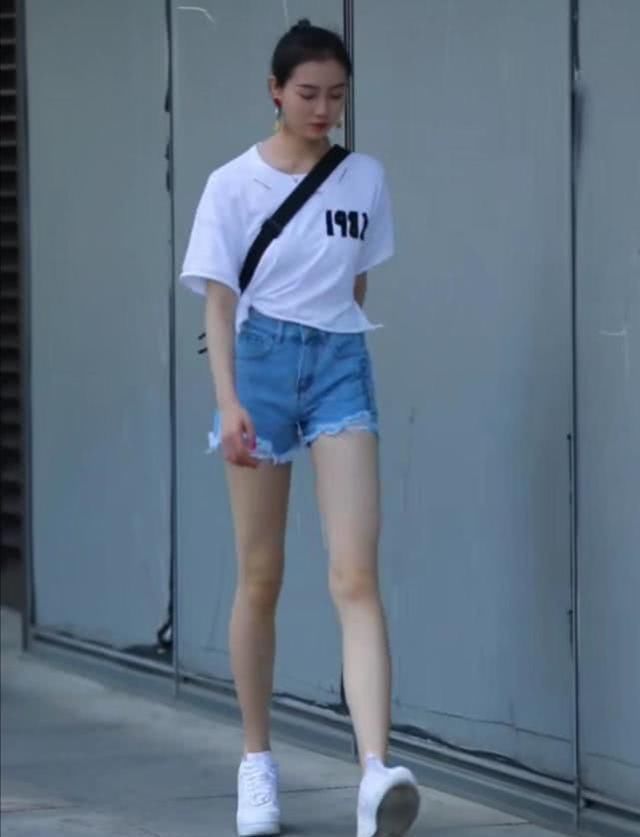 『腿长』你穿的裤子不显腿长,是因为你腿短,看过小姐姐的腿后,我酸了