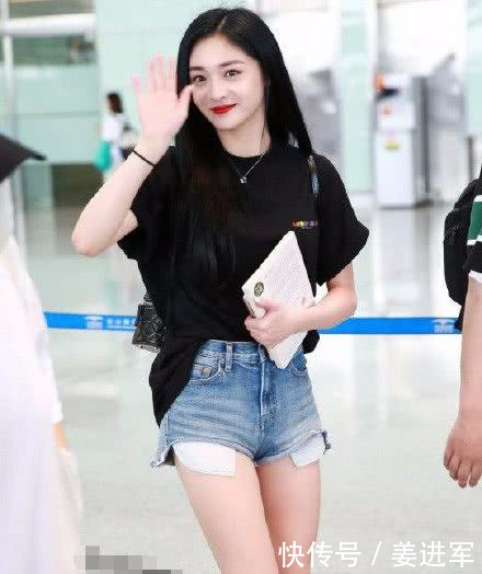 24鞠婧祎和19周洁琼机场秀，网友活力少女和成熟女性既视感