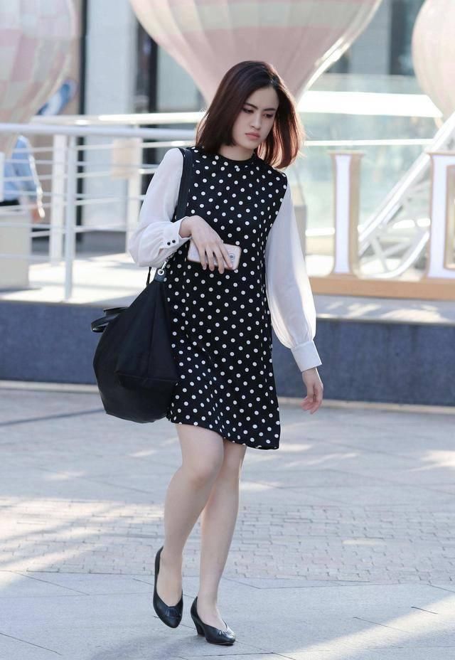  率性■30岁女人减龄穿搭并不一定要扮嫩，轻熟女的可爱是穿得率性有品位