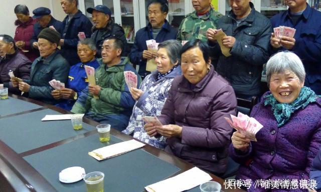 农村满60周岁的老人应该怎样领取养老金其实很“简单”