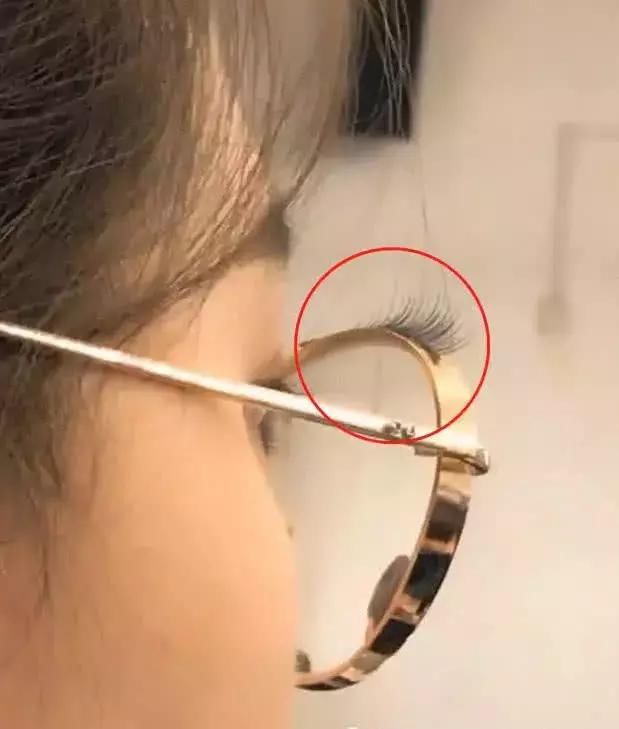 难得一见的“素颜女神”，却在眼镜上做了手脚，网友：高手啊！
