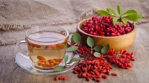  衰老：女性每天喝11种排毒美容茶。他们的皮肤娇嫩美丽，看起来更年轻
