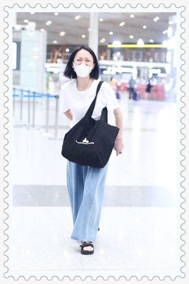 当36岁王鸥和44岁周迅同穿白T配仔裤，才知素颜和美颜差距有多大