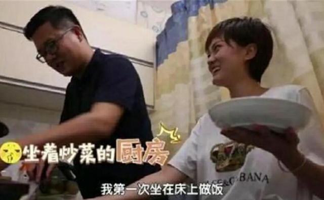 「生二胎」一家4口挤在24平的小房间,厨房当成卧室用,不禁让人感慨