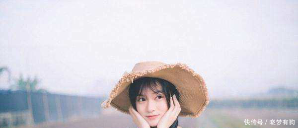 开心一笑女助理展现一字马,裤裆一瞬间破了,看