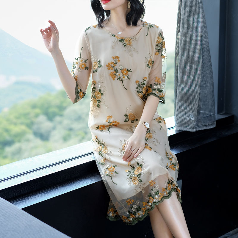 上身就美,年过50的妈妈,换上这洋气嫩裙,美的我不敢靠近