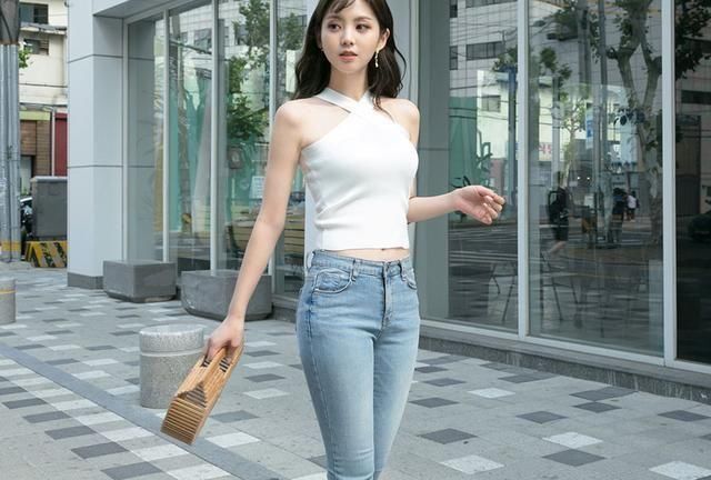  没错■街头偶遇一美女，由内而外散发都市女郎气息，是最佳女友型没错！