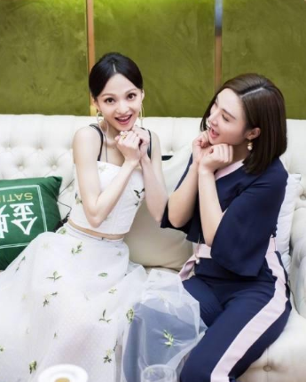 吊带裙只服她!穿到腰间瞬间就没了,网友:蚂蚁腰就是敢露!