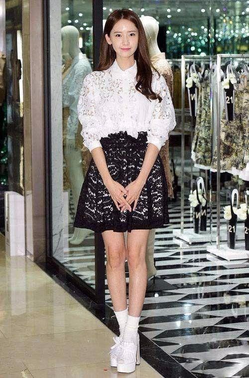 赵丽颖够猛的！吊带连衣裙拉得太低了网友：这尺寸不是一般的大！