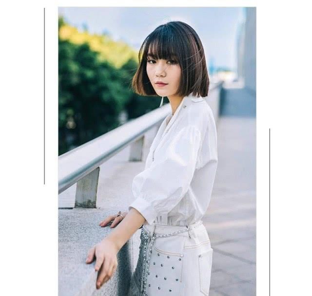 女人:穿白衬衫的女人更知性,简约造就大气,搭配裙子回头率超高