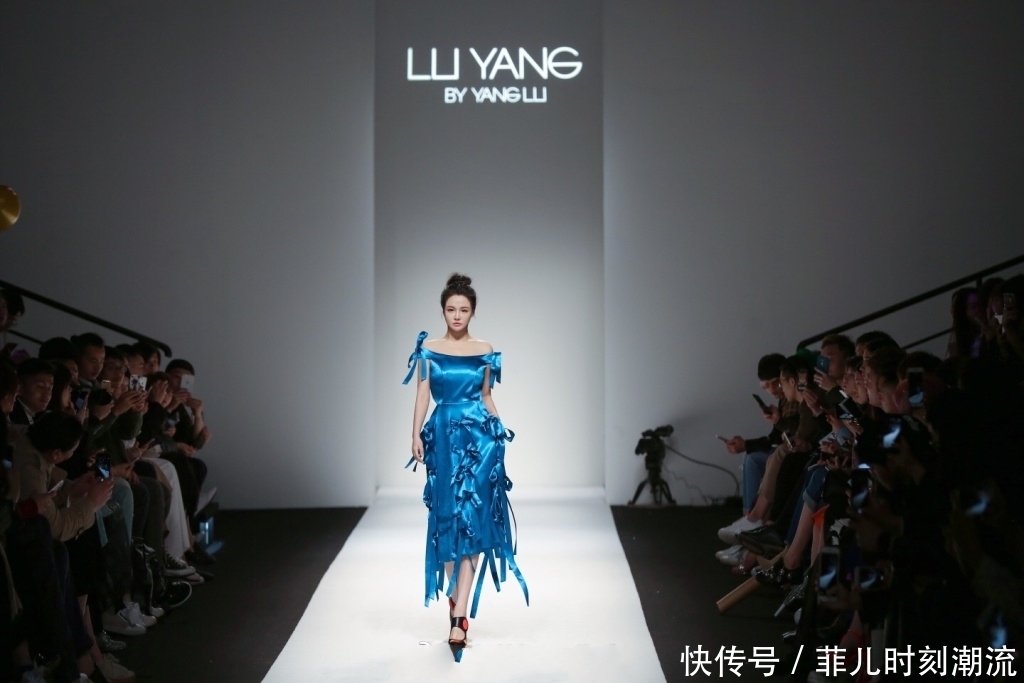 冉莹颖本想穿露脐装秀身材，却被吐槽有“游泳圈”网友：好尴尬！