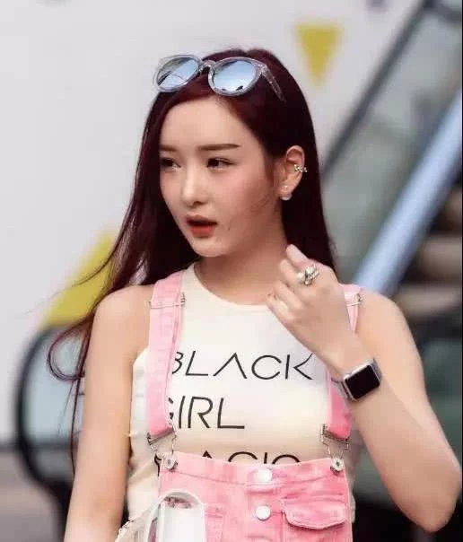 清纯小姐姐身材粉色背带裤，大秀一双迷人的大长腿十分性感