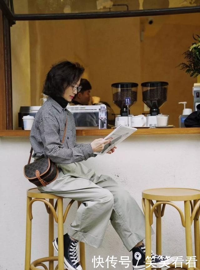  『管是搭配』女人过了50岁尽量不要打底裤配短靴，学三木妈妈这样穿，时髦减龄
