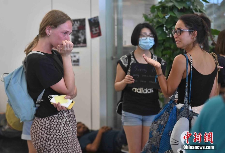 受到示威者堵塞影响 香港机场航班取消