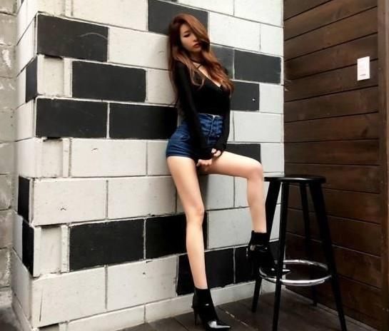 牛仔裤的美丽与霸道，让人侧目不已，那么的显出众！