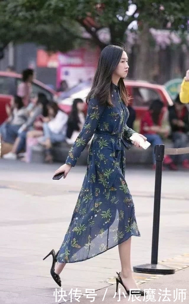 不失|路人街拍,美女穿雪纺长裙简约又不失时尚,尽显自然美感