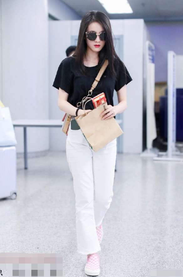 没舒畅的身材真别穿白牛仔裤，像张雪迎一样穿成买家秀就太尴尬了