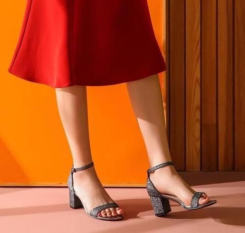 女人要穿这样的高跟鞋,夏天一字带凉鞋减龄又时髦