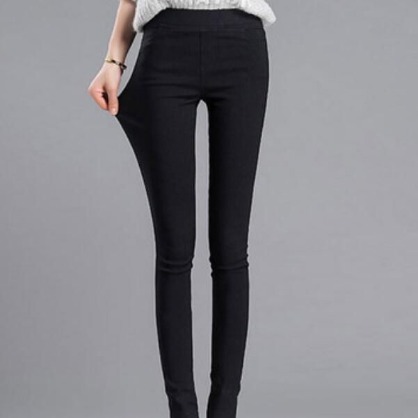 美女们入秋穿这女裤，百搭洋气又好看，“酷”到不行