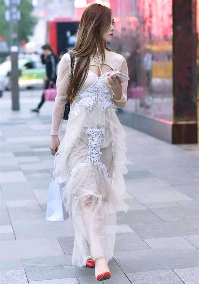 街拍:数不尽的美, 尽态极妍, 飘飘亮亮的性感美女 时尚靓丽!