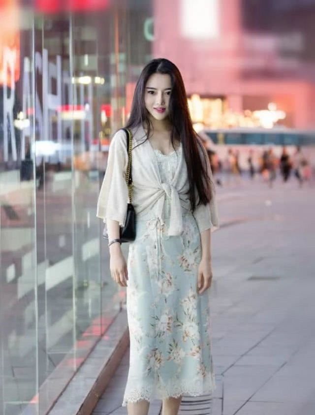  [好看]路人街拍,小姐姐外搭白色的吊带连衣裙,非常好看