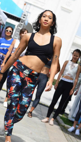 30岁气质小姐姐紧身裤勾勒饱满弧线，街头大肆跳起热舞，真是辣眼