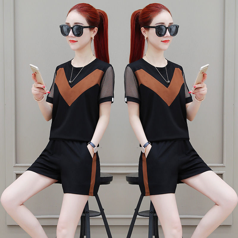 女人运动服要修身，傲人身姿，曲线撩人，彰显魔鬼身材，显气质