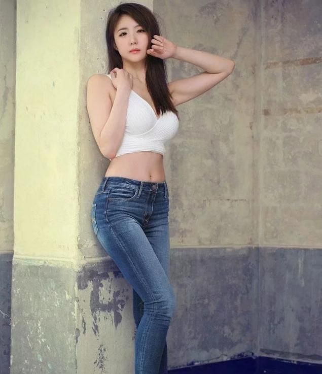 傲人身材的打底裤美女，黑色给人若隐若现迷人气息，十分吸睛！